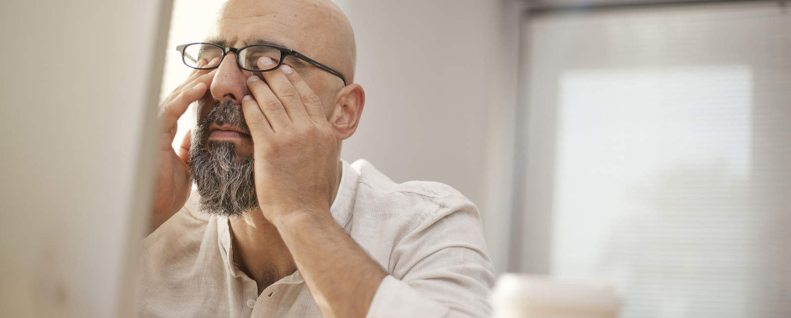 man achter pc met koffie man achter pc met koffie