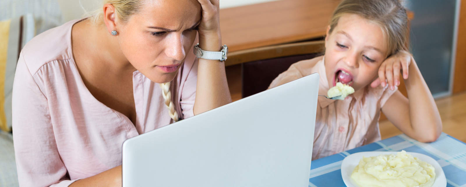 vrouw met kind achter pc vrouw met kind achter pc